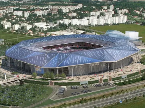 Quel est le stade qui sert de domicile à l'Olympique Lyonnais ?