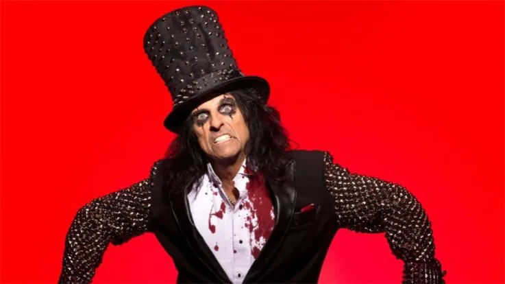 Quel est le titre du premier album studio d'Alice Cooper en tant qu'artiste solo (hors du groupe Alice Cooper) ?