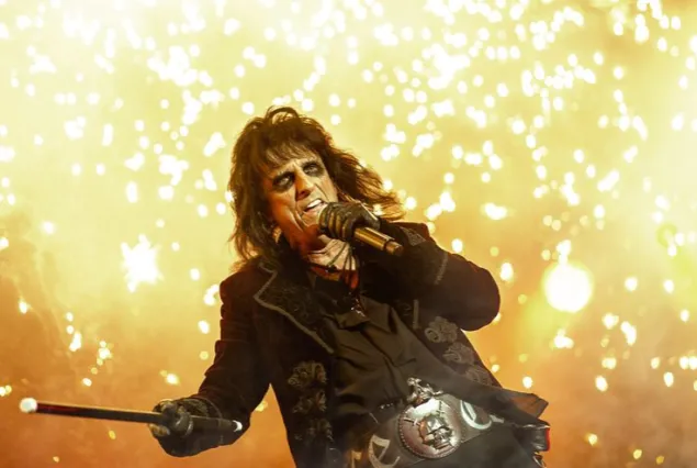 Quel personnage théâtral est souvent associé à Alice Cooper sur scène ?