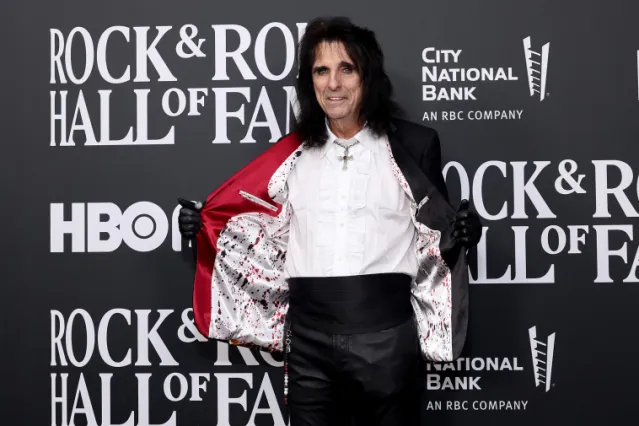 En quelle année Alice Cooper a-t-il été intronisé au Rock and Roll Hall of Fame ?