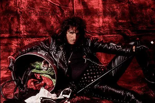 Quel album d'Alice Cooper comprend la chanson "Poison" qui a été un grand succès dans les années 90 ?