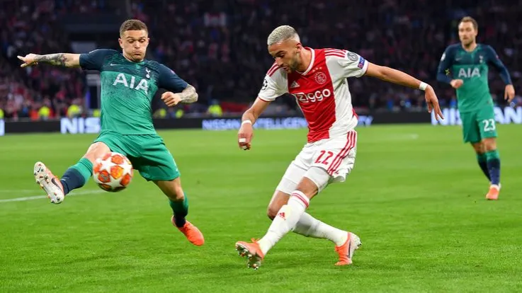 Quel est le style de jeu caractéristique d'Hakim Ziyech qui a attiré l'attention des amateurs de football ?