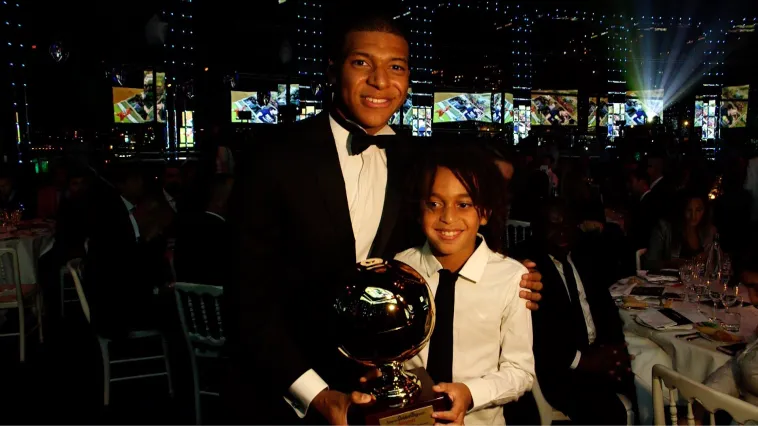 En quelle année Kylian Mbappé a-t-il remporté le prix du Golden Boy, récompensant le meilleur jeune joueur en Europe ?