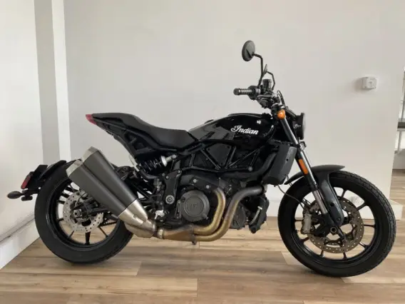 Quelle est la couleur de la moto dans la version "Thunder Black" de l'Indian FTR 1200 ?