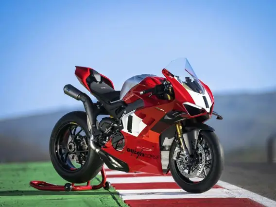 Quelle est la cylindrée du moteur de la Ducati Panigale V4 ?