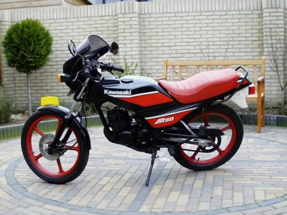 Quel était le système de démarrage principal de la Kawasaki AR50 ?