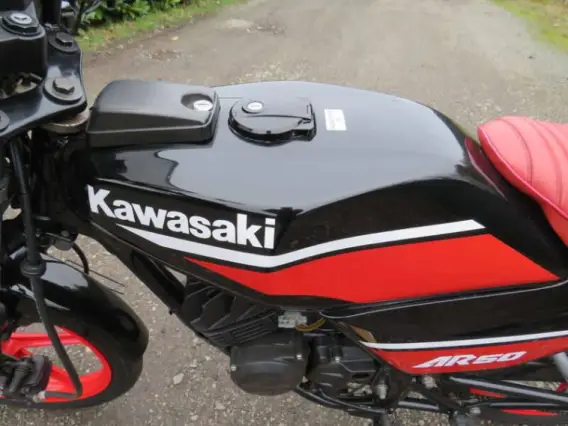 Quelle était la capacité du réservoir de carburant de la Kawasaki AR50 ?