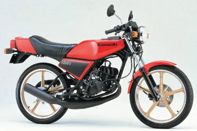 Quelle était la conception du cadre de la Kawasaki AR50 ?