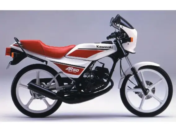 Quelle était la cylindrée du moteur de la Kawasaki AR50 ?