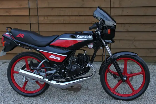 Quel était le poids approximatif de la Kawasaki AR50 ?