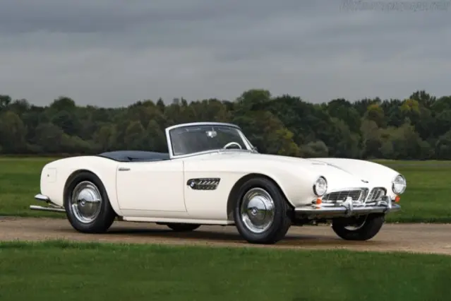 En quelle année la BMW 507 a-t-elle été présentée pour la première fois au public ?