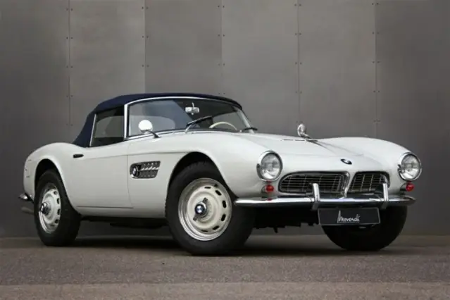 Quelle est la particularité du capot de la BMW 507 ?