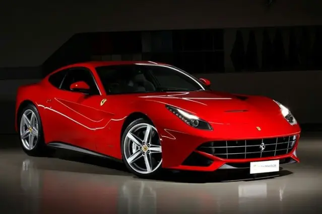 Quel est le nom du modèle Ferrari qui est devenu un symbole de la marque et a été produit pendant plus de 20 ans ?