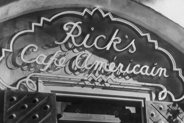 Qui dirige le club nocturne "Rick's Café Américain" dans le film ?