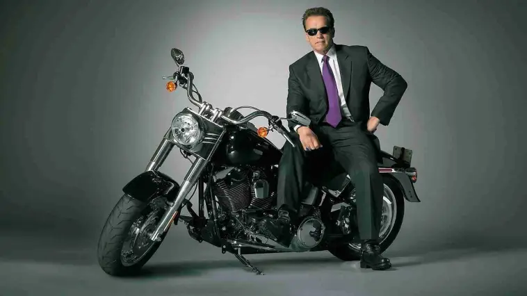 Dans quel film célèbre Arnold Schwarzenegger a-t-il piloté une Harley-Davidson Fat Boy ?