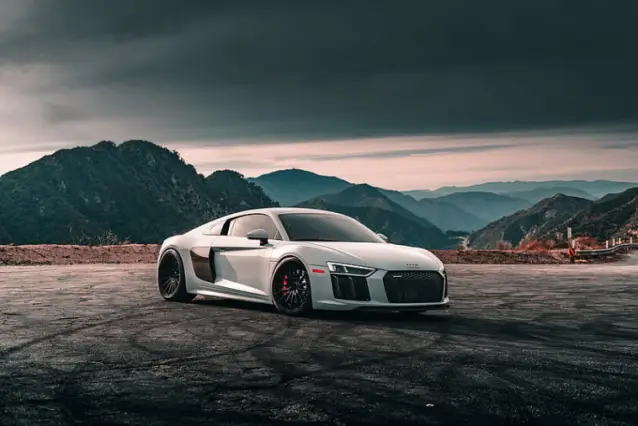 L'Audi R8 partage sa plateforme avec laquelle des supercars suivantes ?