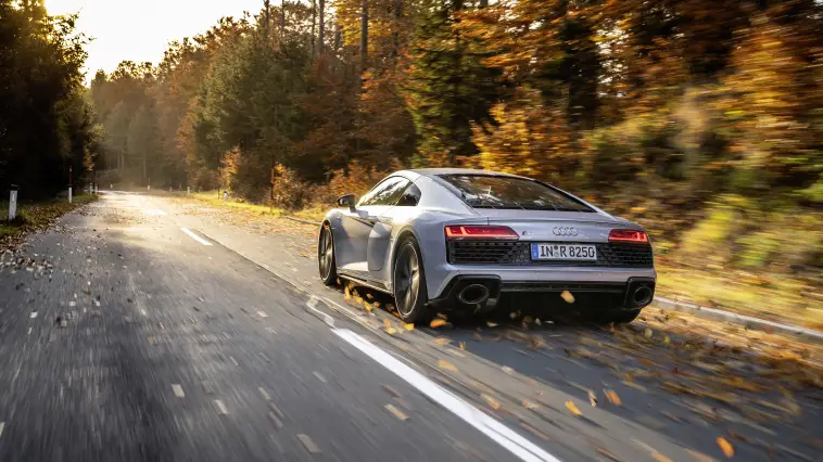 Quel est le temps d'accélération de 0 à 100 km/h pour l'Audi R8 V10 Performance ?