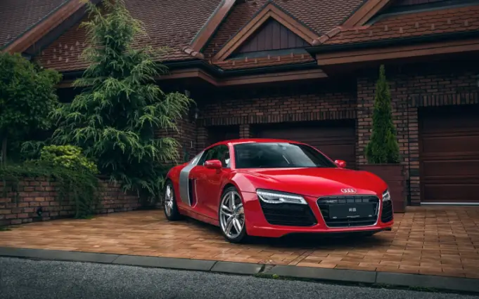 Quel matériau est principalement utilisé pour la construction du châssis de l'Audi R8 ?