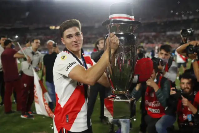 En quelle année Julián Álvarez a-t-il remporté la Copa Libertadores avec River Plate ?