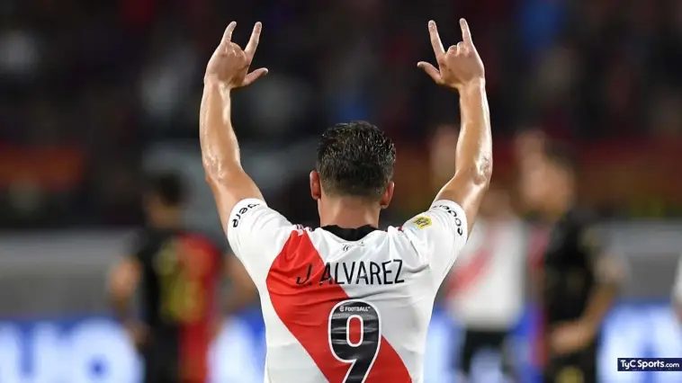 À quel âge Julián Álvarez a-t-il fait ses débuts professionnels avec River Plate ?