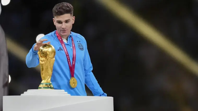 Lors de la Coupe du Monde 2022, contre quel pays Julián Álvarez a-t-il marqué un doublé en demi-finale ?