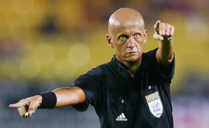 Dans quelle année Pierluigi Collina a-t-il été élu pour la première fois "Meilleur arbitre du monde" par la FIFA ?