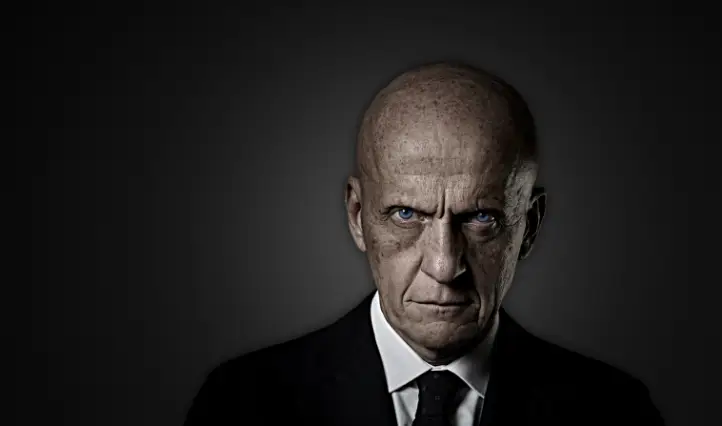 Pierluigi Collina est célèbre pour son apparence physique distinctive. Quel est son trait le plus reconnaissable ?