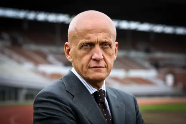 Avant de devenir arbitre de football, Pierluigi Collina a étudié dans quelle discipline universitaire ?