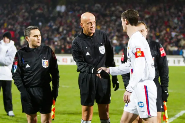 En quelle année Pierluigi Collina a-t-il pris sa retraite en tant qu'arbitre professionnel ?