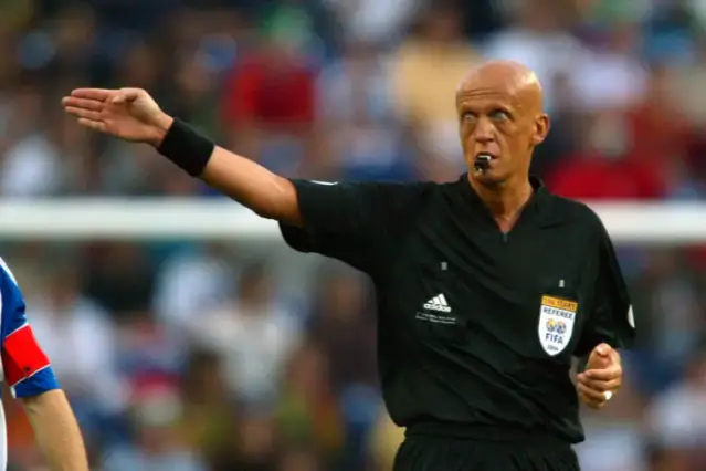 Pierluigi Collina est souvent considéré comme l'un des plus grands arbitres de tous les temps. Combien de fois a-t-il été élu "Meilleur arbitre du monde" consécutivement par l'IFFHS ?