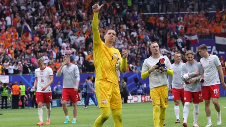 À quel âge Wojciech Szczęsny a-t-il fait ses débuts en équipe nationale polonaise ?