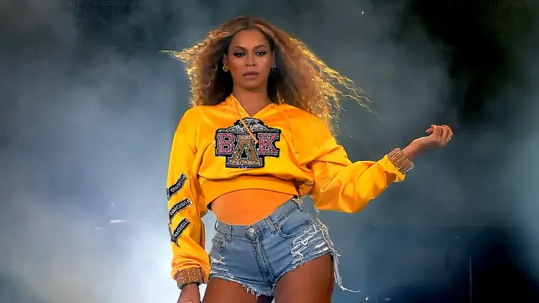 Dans quel groupe de musique Beyoncé a-t-elle débuté sa carrière ?