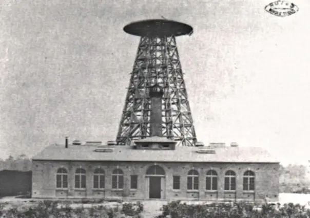 Quel est le nom de la célèbre tour de Tesla à Wardenclyffe, New York, conçue pour la transmission d'énergie sans fil ?