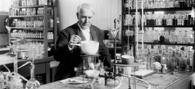 Dans quel laboratoire de recherche Thomas Edison a-t-il mené de nombreuses de ses expériences et inventé la lampe incandescente ?