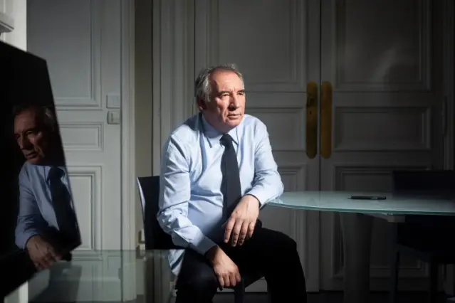 Avant de devenir un homme politique, François Bayrou exerçait quelle profession ?